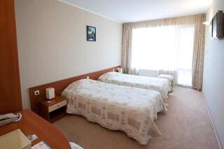 Отель Hissar Spa Hotel Хисаря Двухместный номер с 2 отдельными кроватями и дополнительной кроватью (для 2 взрослых и 1 ребенка в возрасте до 12 лет)-3