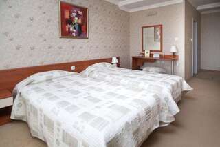 Отель Hissar Spa Hotel Хисаря Двухместный номер с 2 отдельными кроватями и дополнительной кроватью (для 2 взрослых и 1 ребенка в возрасте до 12 лет)-7