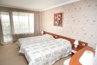 Отель Hissar Spa Hotel Хисаря Двухместный номер с 2 отдельными кроватями и дополнительной кроватью (для 2 взрослых и 1 ребенка в возрасте до 12 лет)-9